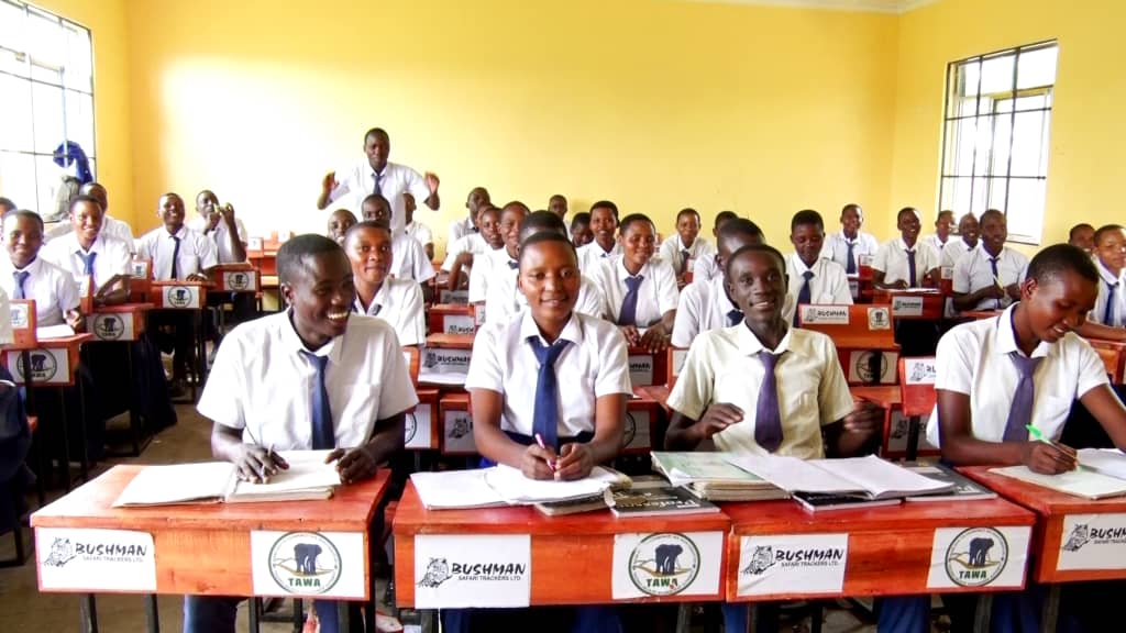 TAWA YAKABIDHI MADAWATI 295 KWA SHULE ZA MKOA WA SIMIYU.