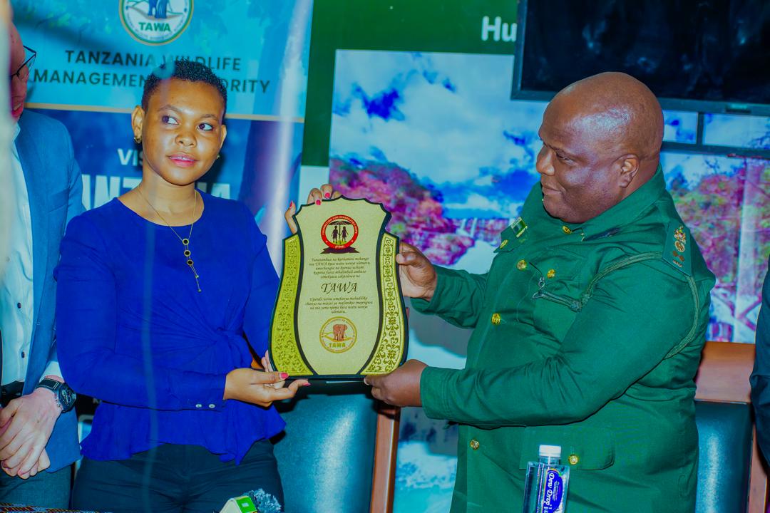 TAWA YAPOKEA TUZO KUTOKA KWA TAASISI YA FOUNDATION FOR DISABILITIES HOPE (FDH)