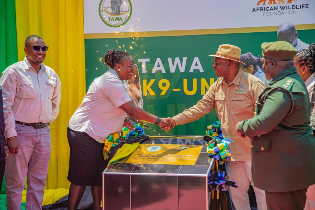 AWF YAIKABIDHI TAWA JENGO LA KIKOSI CHA MBWA NUSA
