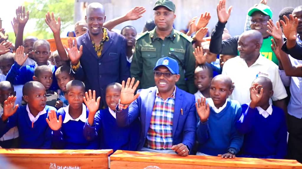 TAWA YAKABIDHI MADAWATI 150 SHULE ZA MSINGI BARIDI